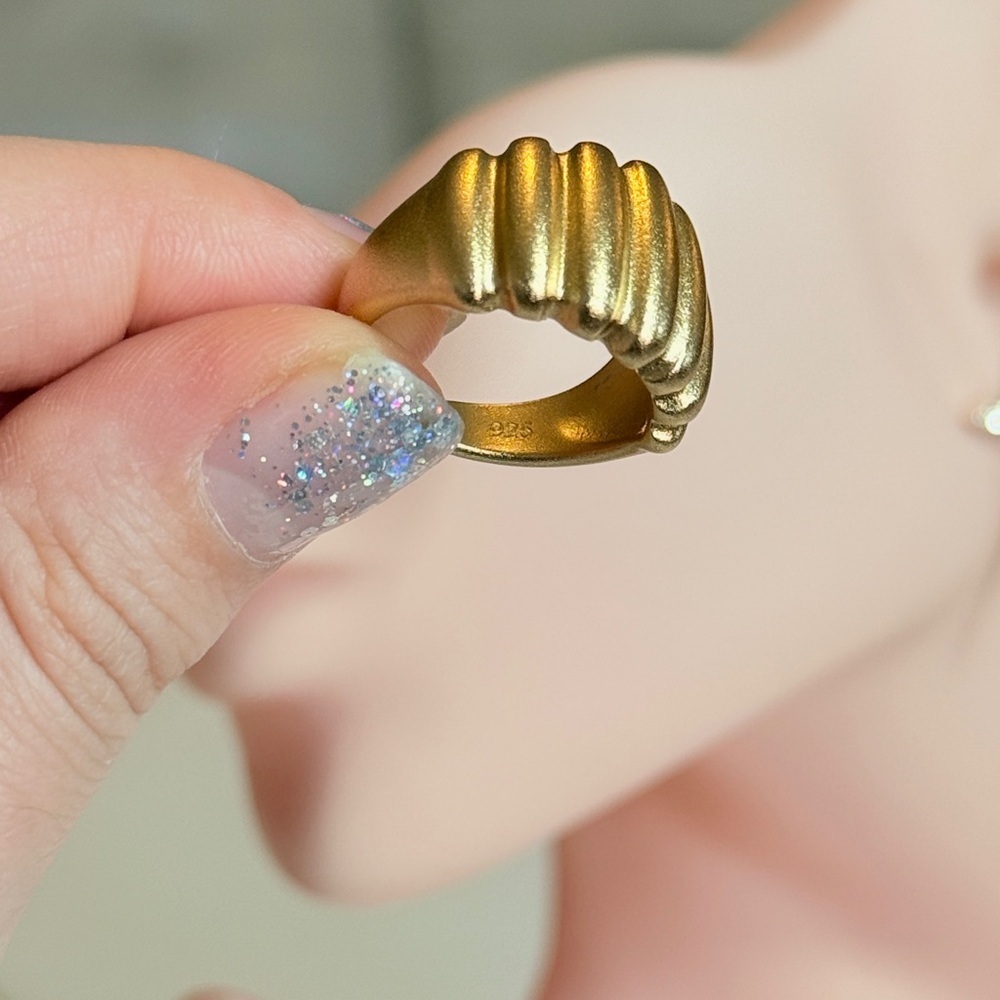 Gold Ribbed Ring - Picture 3 of 9
